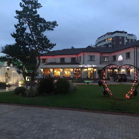 Park Hotel Karagandy Dış mekan fotoğraf